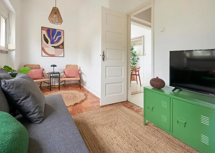 Light-Filled & Renovated Apartment, By Timecooler